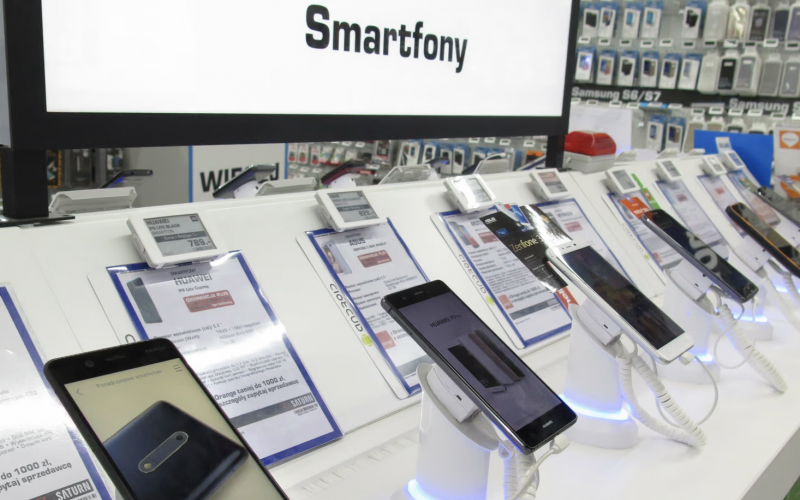 "Podatek od smartfonów" bez ustawy. Elektronika zdrożeje już od stycznia